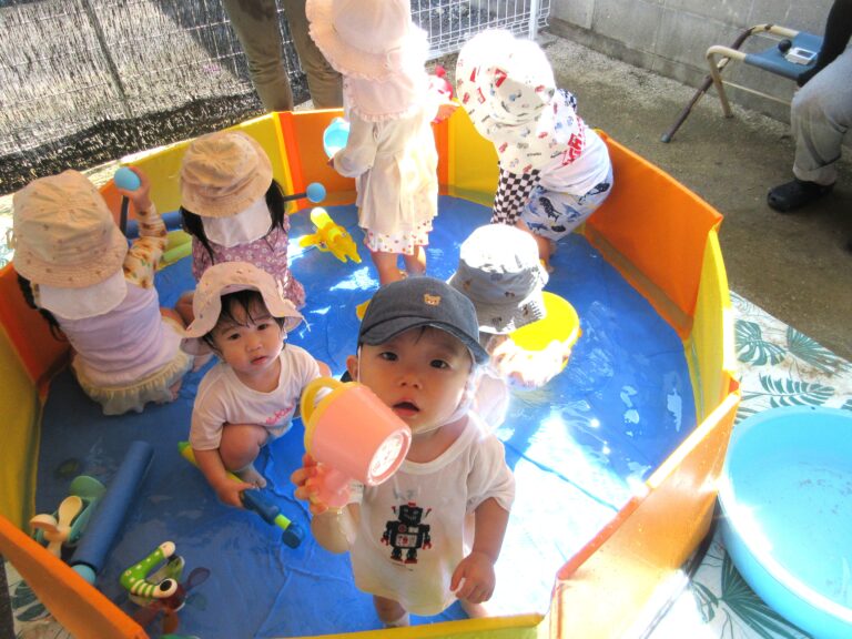 水遊び、楽しんでいます🌞(０、１歳児）