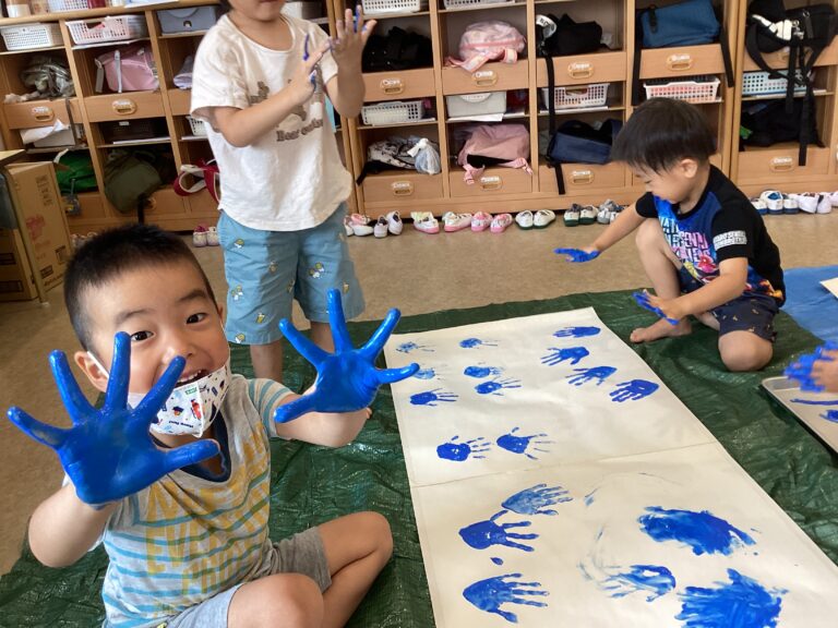 4歳児 そらチーム「大きな白い紙に、海を描きました♪」
