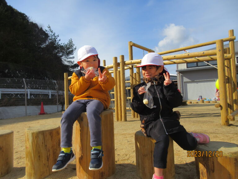 4歳児　そらチーム「青空の下で、友達と一緒に食べるおにぎりは最高～♪」