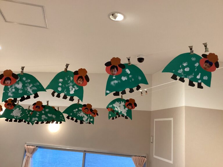 1歳児だいちチーム　「ししまいを作ったよ！」