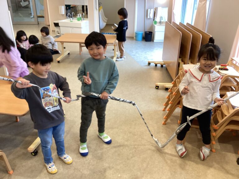 4歳児　そらチーム「紙を使って、何作ろう～♪」