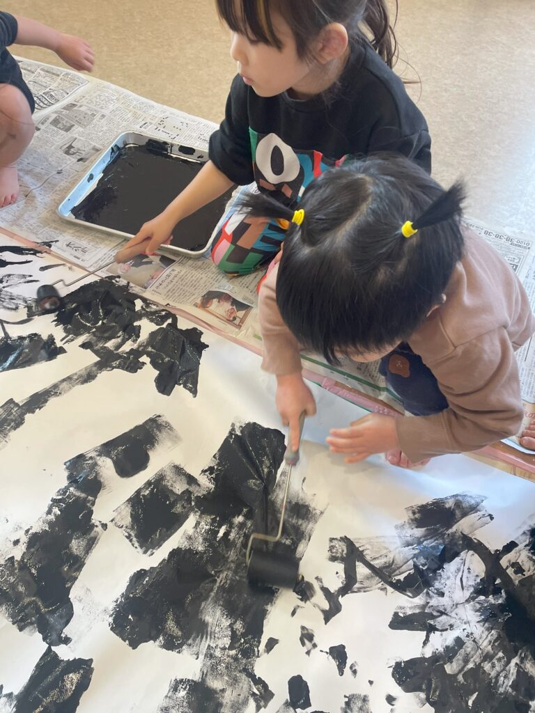 3歳児　にじチーム　「まっくろくろすけ、出ておいで～」