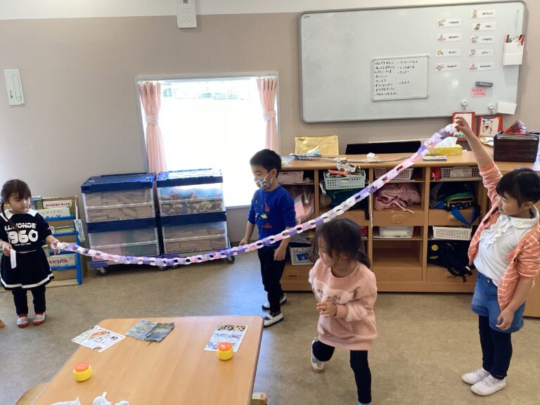 ３、４歳児　異年齢交流「くじらチームさんには秘密だよ♪」