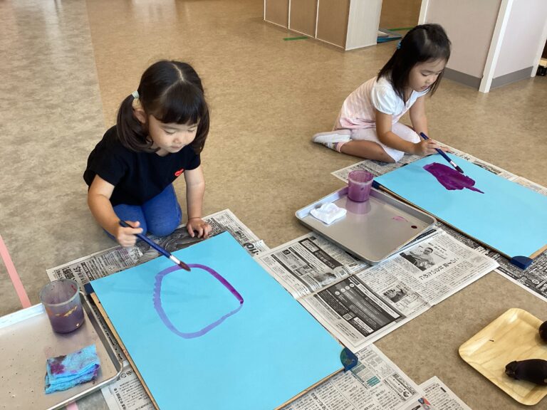 ３歳児　にじチーム「なすびの絵を、描きました。」