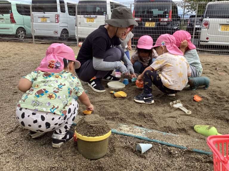 2歳児あめチーム　「砂でたくさん作ったよ！」