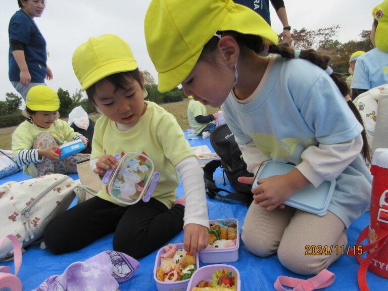 ３歳児にじチーム「初めてのバス遠足！とっても楽しかったね！」