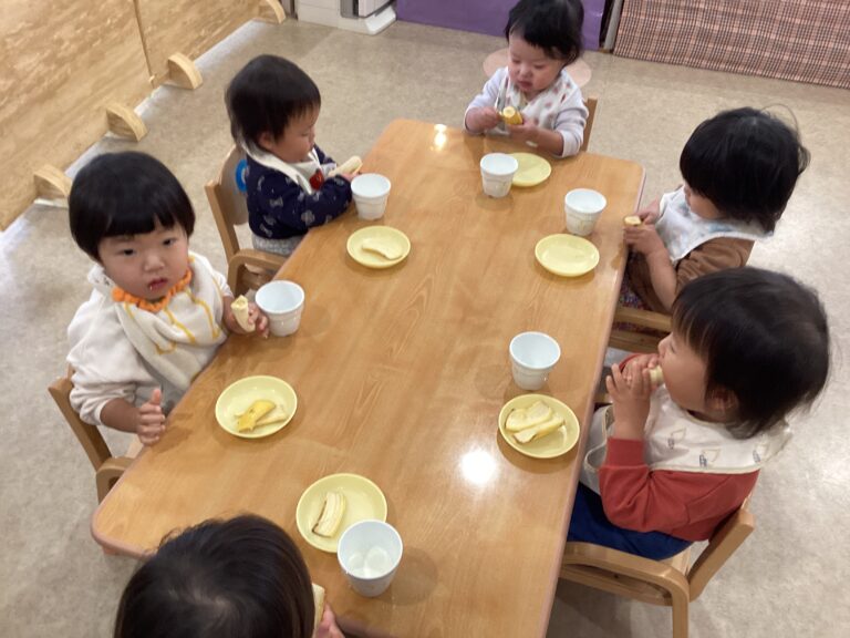 1歳児だいちチーム「バナナ、自分でむけるかな…」