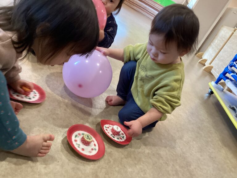 1歳児　だいちチーム　「お正月遊びをしたよ」