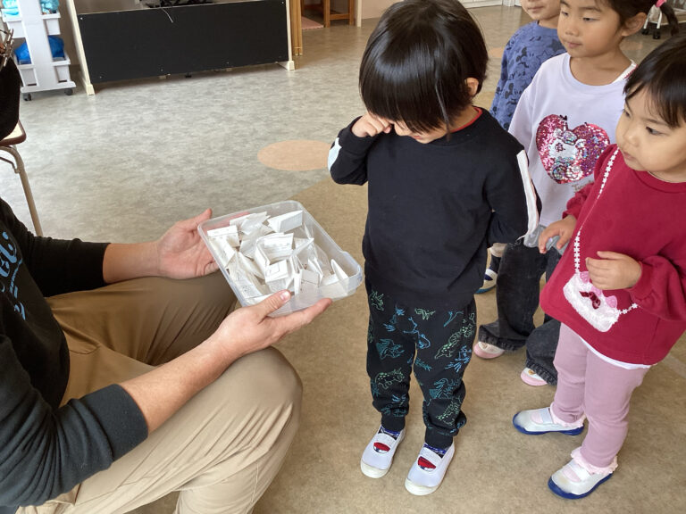 3歳児　にじチーム　「くじびき遊び」