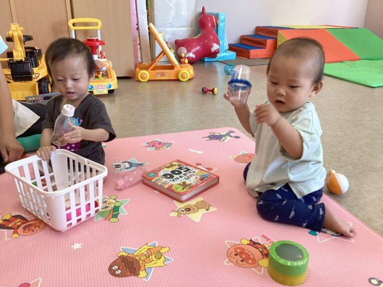 0歳児うみチーム 「お友だちと一緒!」