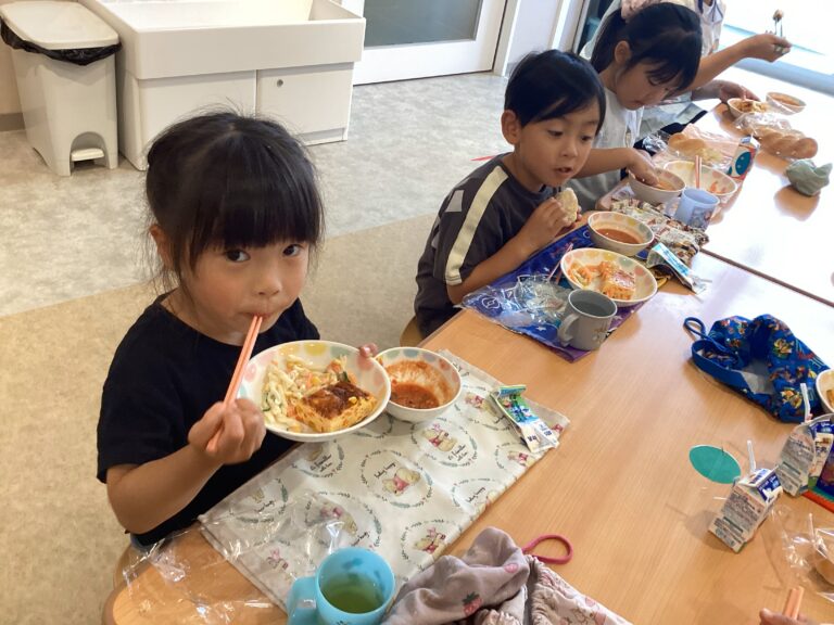 4歳児　そらチーム「きゅうりを収穫したよ」