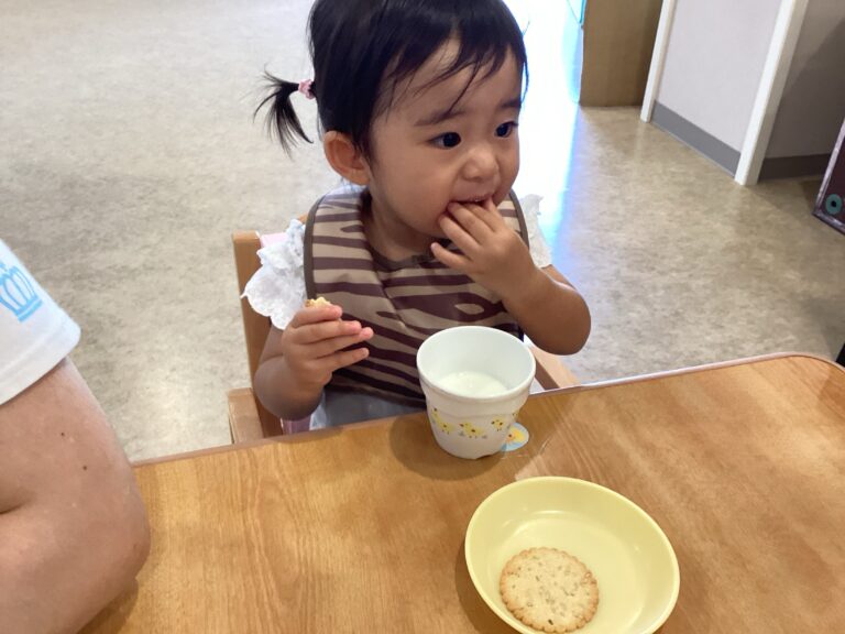1歳児　だいちチーム「おいしい　お・や・つ！」