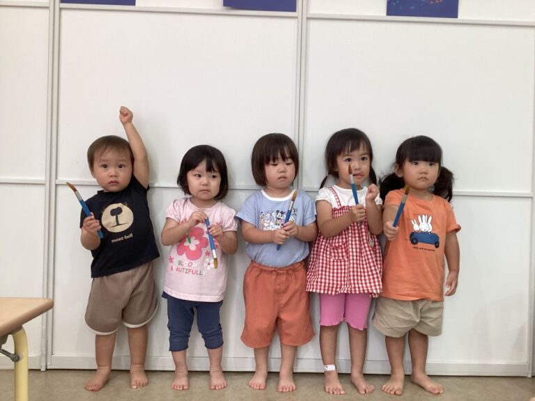 2歳児あめチーム「これ、何かな？どうやって使うのなぁ～？」