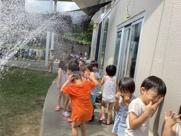 3歳児　にじチーム「もう少しで終わり！？汗をかいた後のひんやりタイム」