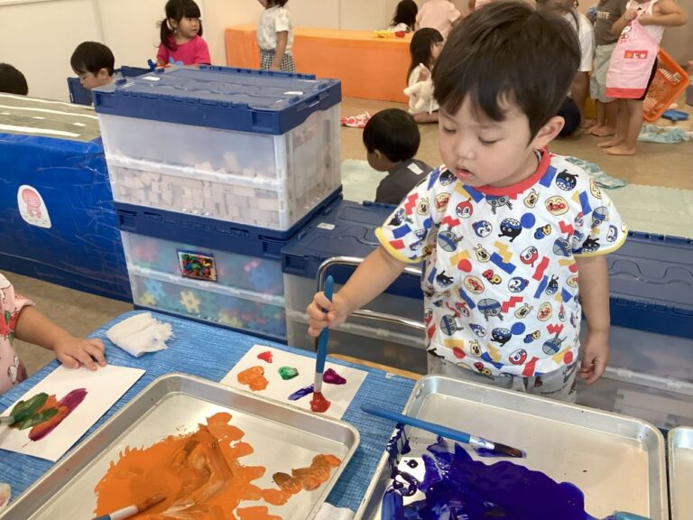 2歳児　あめチーム「これ、何かな？どうやって使うのかなぁ～？PART2」