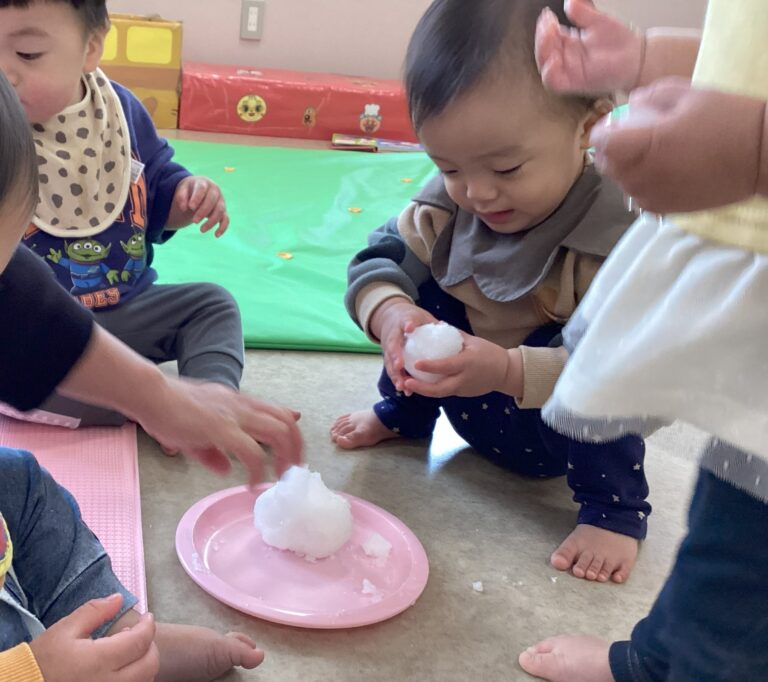 ０歳児　うみチーム　雪が降ったよ！