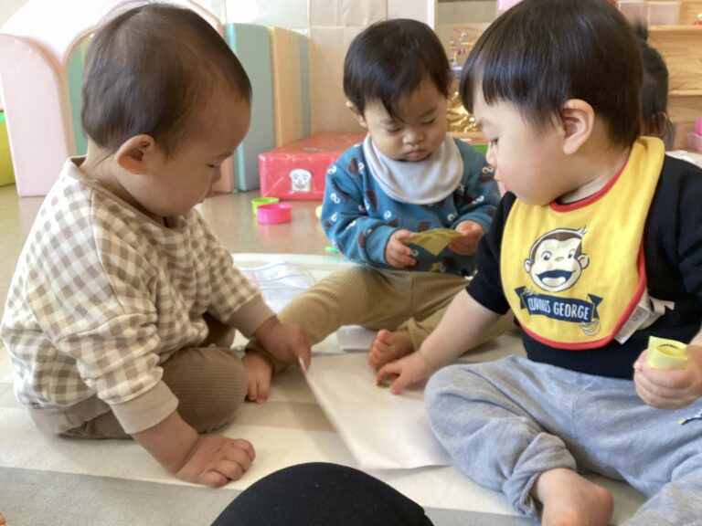 0歳児　うみチーム　お絵描きとシール貼りをしたよ！