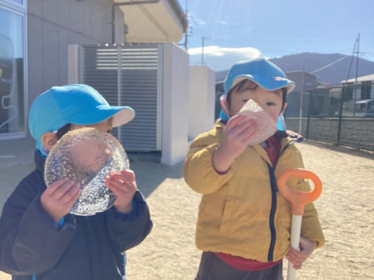 2・4歳児　「雪・氷遊びをしたよ」