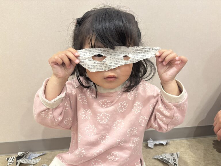 2歳児　あめチーム「ビリビリ！ふわふわ！新聞紙遊び大冒険！」