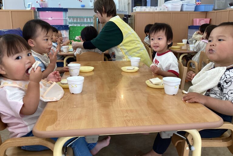 1歳児　だいちチーム　「おいしいね！！」
