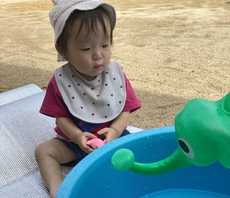 0歳児　うみチーム　「ちゃぷちゃぷ、ぺたぺた楽しいね！」