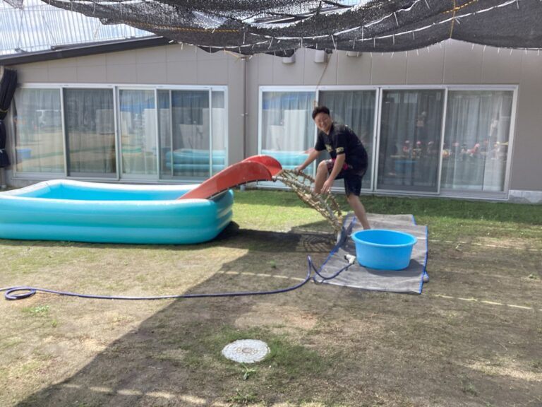 3.4.5歳児　「園庭にウォータースライダー登場！！」