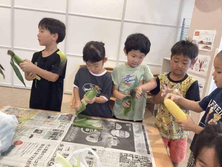 ５歳児　くじらチーム「とうもろこしの皮むき体験」