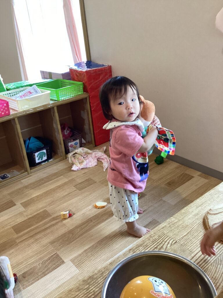 0歳児うみチーム「じぶんでやりたい!」
