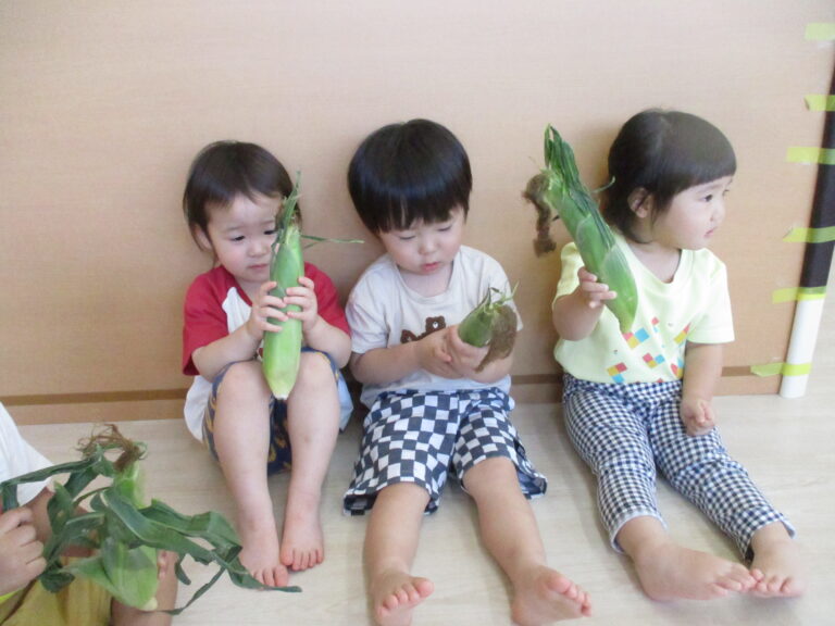 「とうもろこしの皮むきに挑戦！🌽」