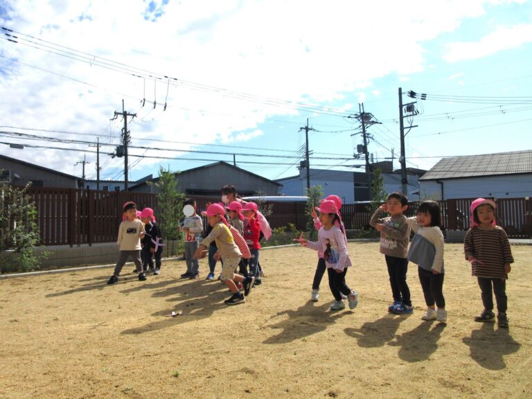 紙飛行機をとばす（にじ組）