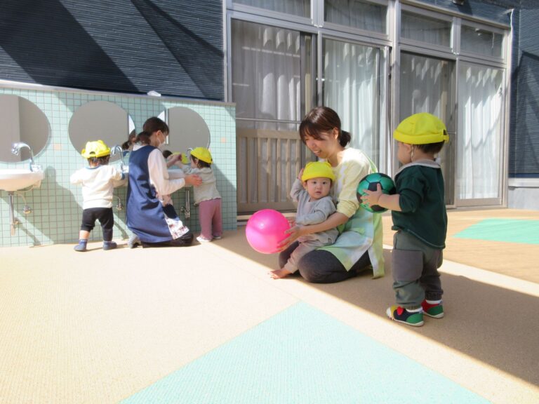 中庭で遊ぶ(うみ組)