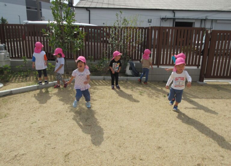 園庭で遊びました（にじ組）