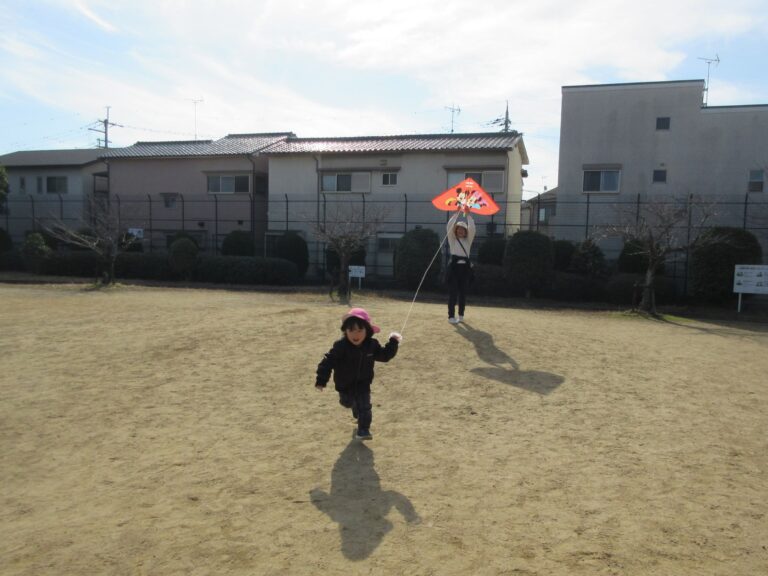 にじ組の凧揚げ