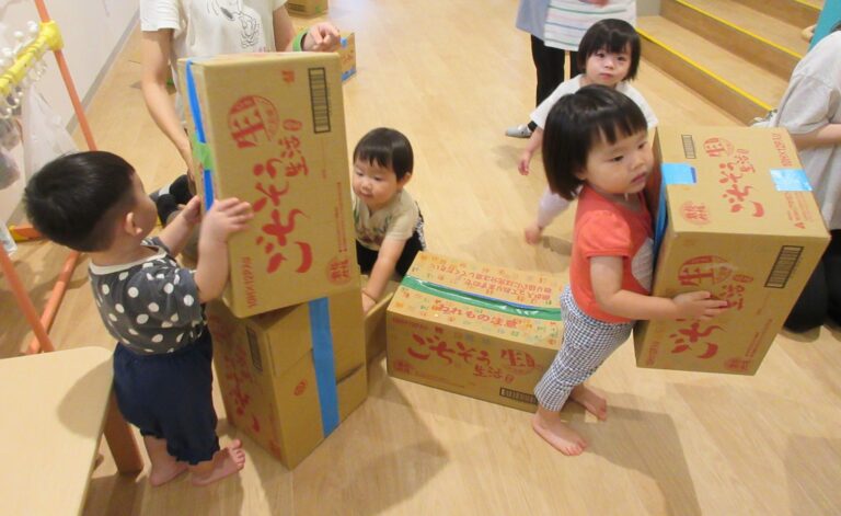 ダンボール遊び（うみ組・だいち組）