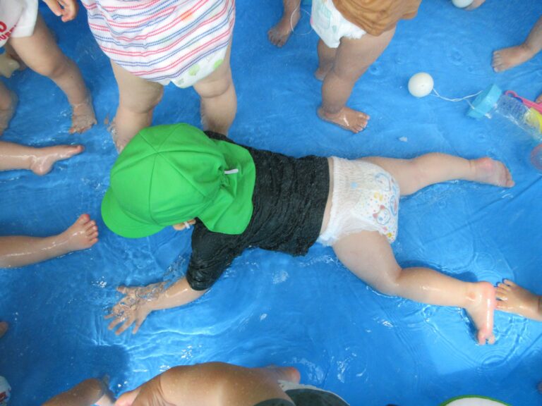 プールで水遊び（だいち組）