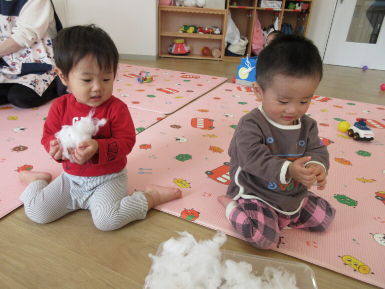 ふわふわ　わたで遊んだよ🎅（うみ組）