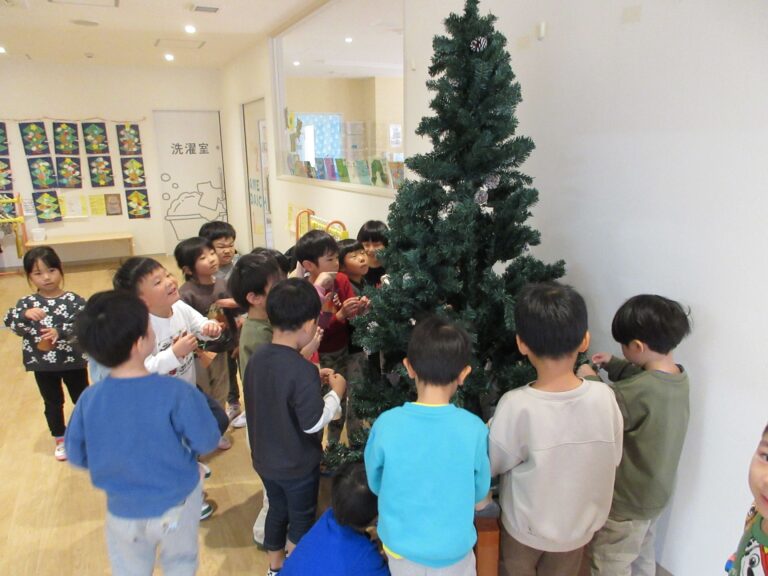 クリスマスツリーに飾りつけ🎄✨（そら組）