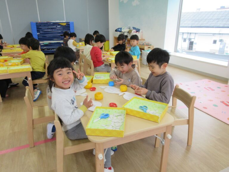 クジラの絵を製作中（そら組）