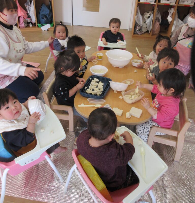 高野豆腐の感触遊び♪（うみ組）