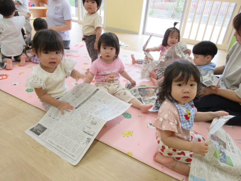 ビリビリ☆新聞紙遊び　（１歳　だいちぐみ）