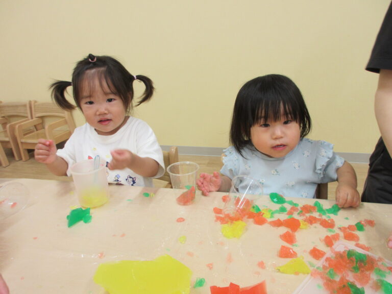 感触遊び☆氷・寒天　（１歳　だいちぐみ）