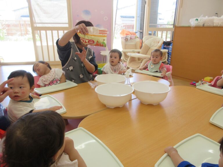 パン粉粘土で遊んだよ♪(０歳　うみ組)