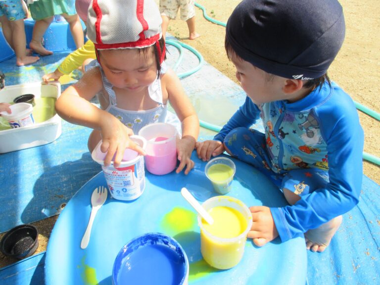 カラフル！！色水遊び🌈（２歳　あめ組）