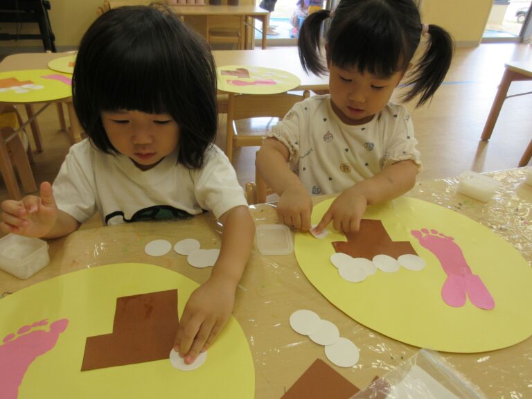 のりでぺたぺた！お月見製作🌕（2歳あめ組）