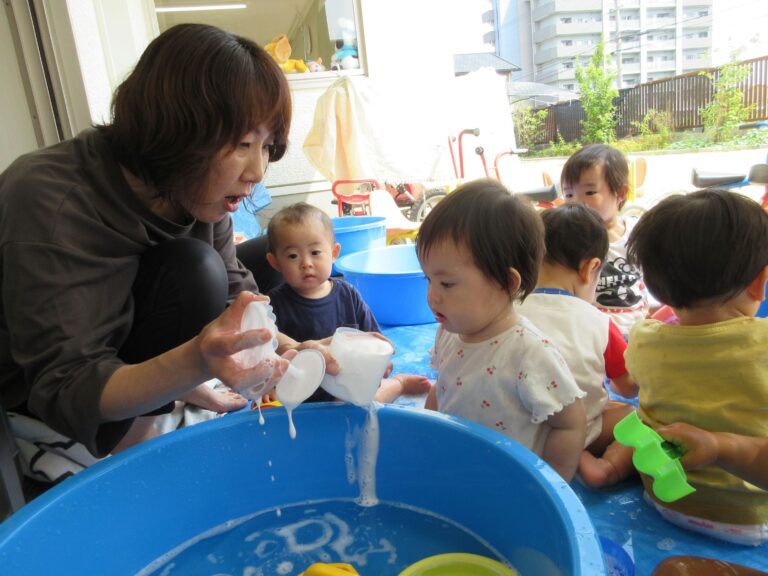 泡遊びを楽しんだよ♪（０歳うみ組）