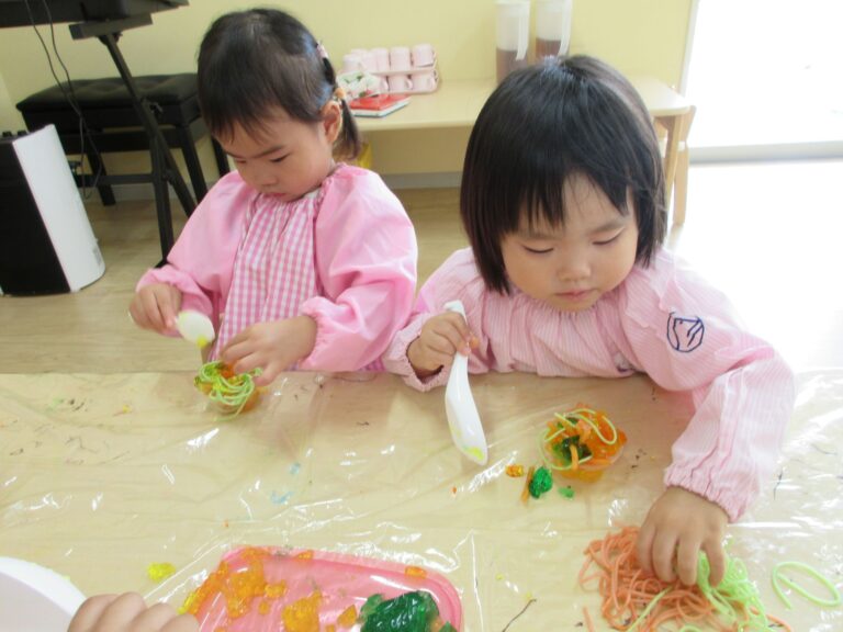 いろいろ さわって たのしいね♪（２歳　あめ組）