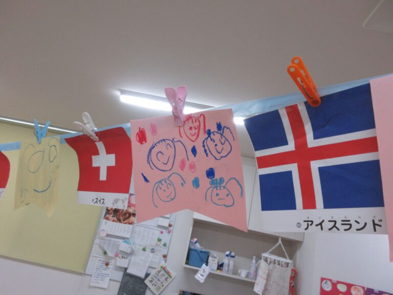 万国旗づくり☆(3歳　にじぐみ）