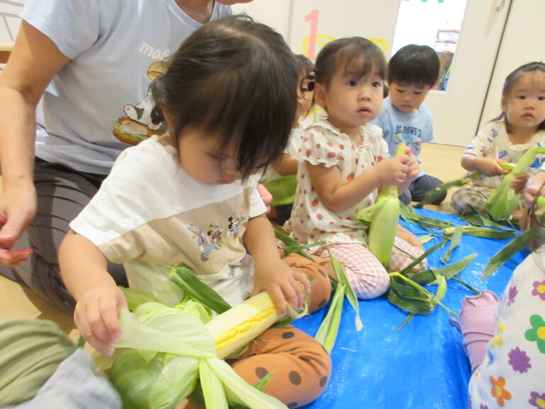 とうもろこしの皮むき体験♪