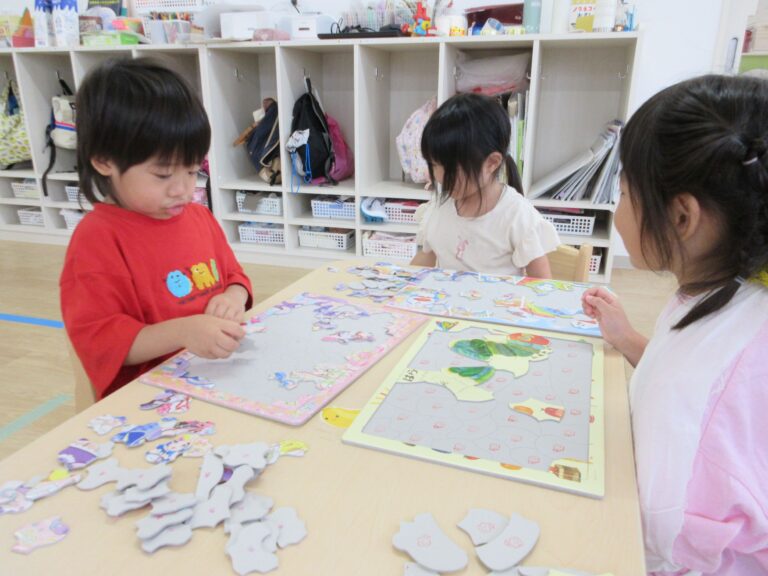 新しいパズルがやってきました＼(^o^)／（3歳　にじぐみ）
