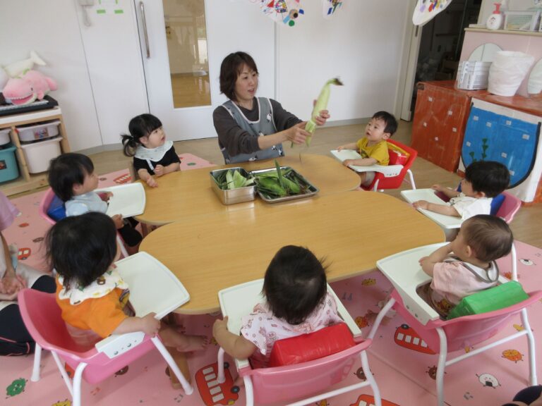 とうもろこしを触ったよ♪(０歳　うみ組)